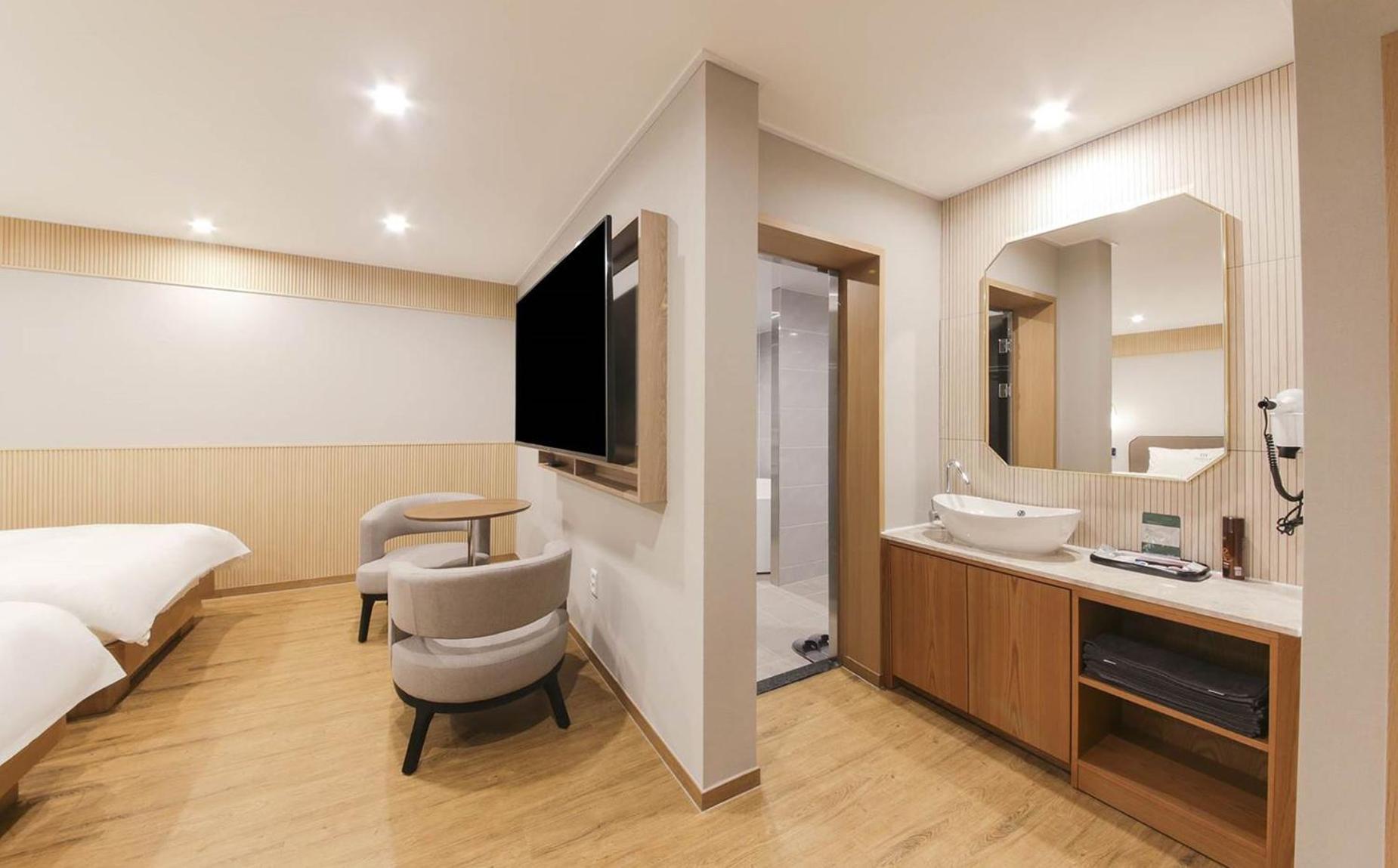 H Avenue Hotel In Gyeongju Exterior photo